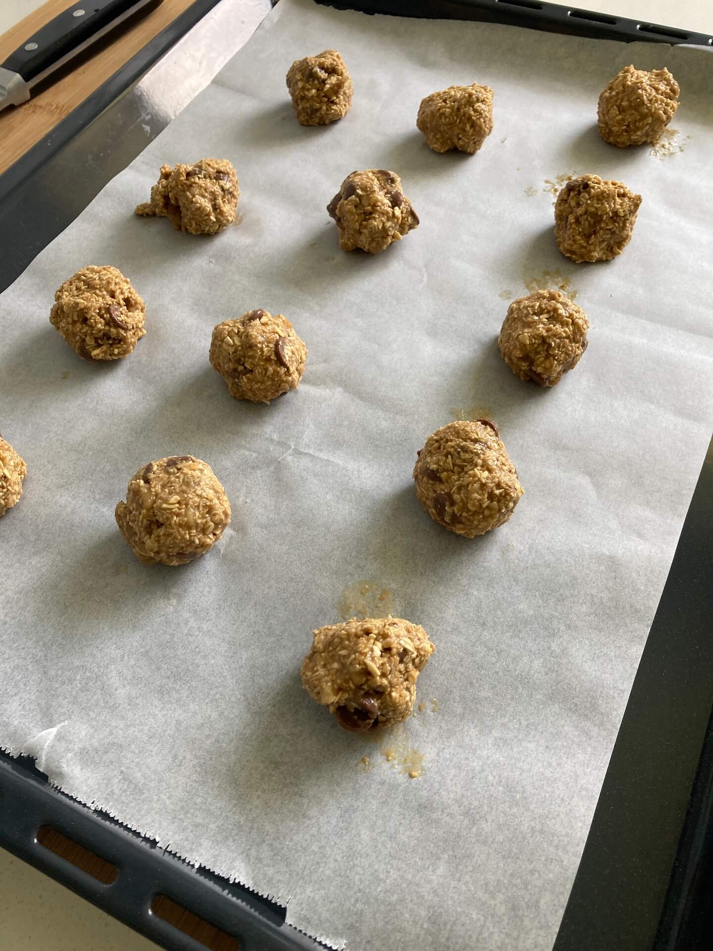  cookie balls all rolled onto a tray