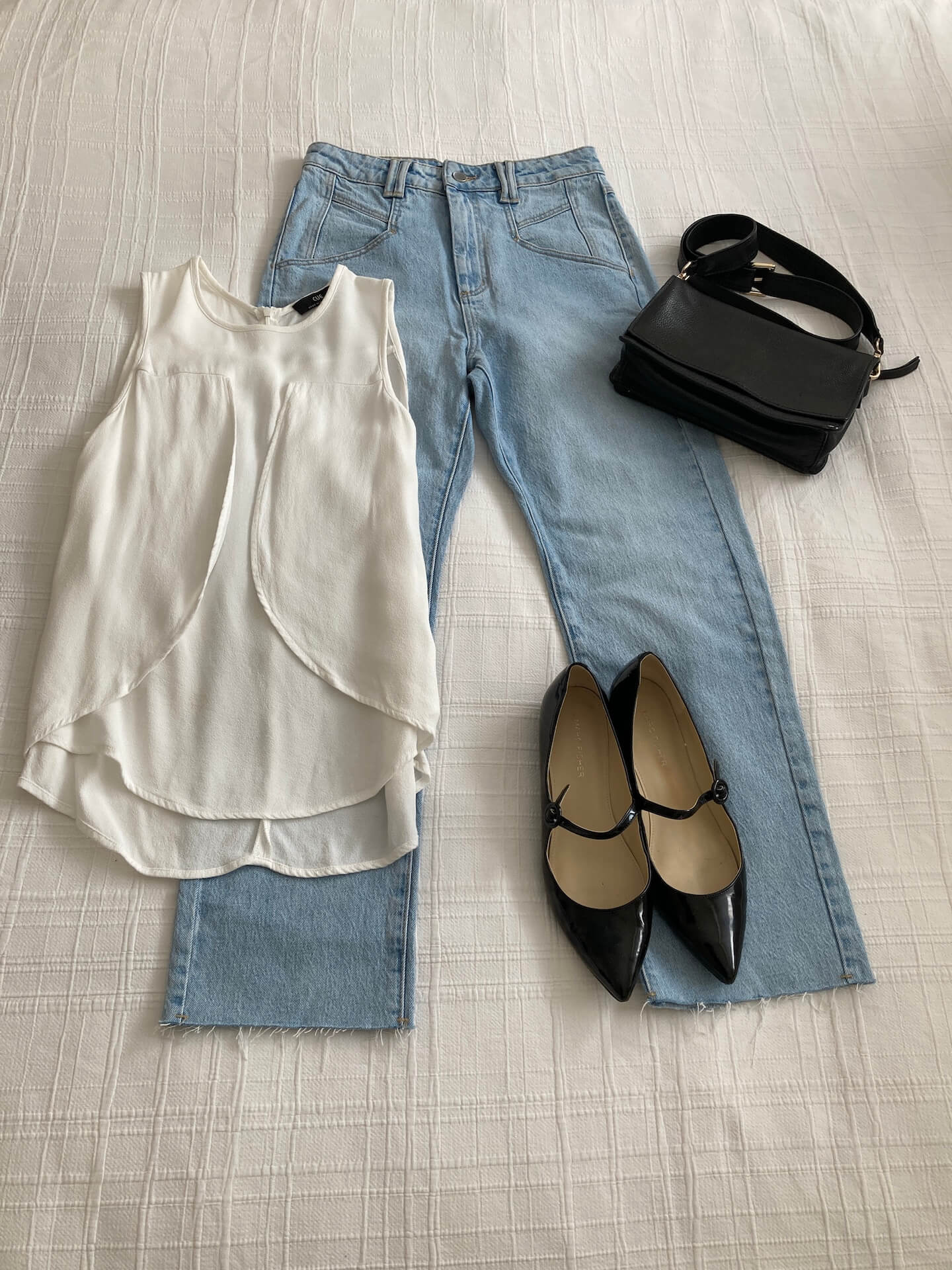 faded jeans and white top for spring outfits post