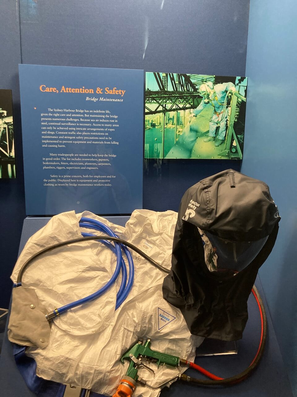 Pylon museum-painting gear