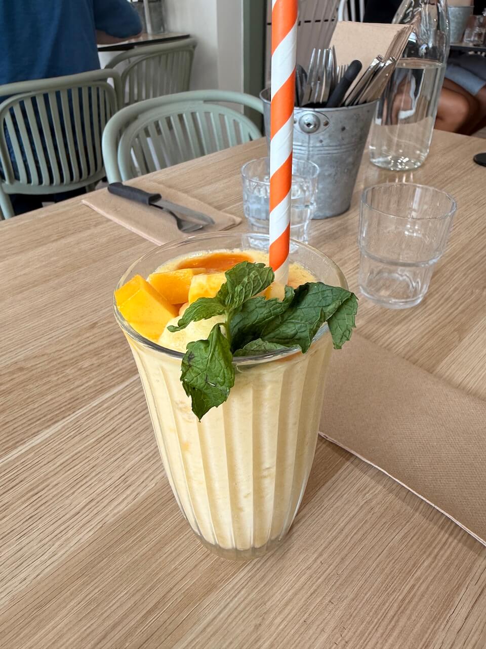 it's autumn post-mango smoothie 